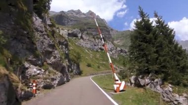 KLAUSENPASS, SWitzERLAND - 6 Ağustos 2018 - 1948 m Klausen Geçidi İsviçre 'nin Uri kantonundan geçen bir geçiştir. Geçit, Altdorf 'tan Schachental' e doğru gidiyor. Linthal 'a geçiş yolu üzerinde.
