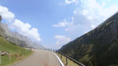 KLAUSENPASS, SWitzERLAND - 6 Ağustos 2018 - 1948 m Klausen Geçidi İsviçre 'nin Uri kantonundan geçen bir geçiştir. Geçit, Altdorf 'tan Schachental' e doğru gidiyor. Linthal 'a geçiş yolu üzerinde.