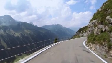 KLAUSENPASS, SWitzERLAND - 6 Ağustos 2018 - 1948 m Klausen Geçidi İsviçre 'nin Uri kantonundan geçen bir geçiştir. Geçit, Altdorf 'tan Schachental' e doğru gidiyor. Linthal 'a geçiş yolu üzerinde.