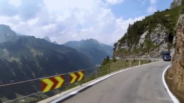 KLAUSENPASS, SWitzERLAND - 6 Ağustos 2018 - 1948 m Klausen Geçidi İsviçre 'nin Uri kantonundan geçen bir geçiştir. Geçit, Altdorf 'tan Schachental' e doğru gidiyor. Linthal 'a geçiş yolu üzerinde.