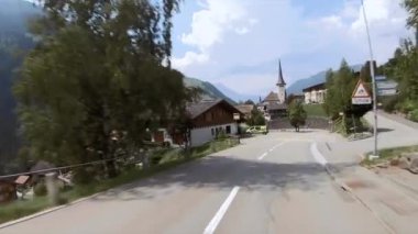 KLAUSENPASS, SWitzERLAND - 6 Ağustos 2018 - 1948 m Klausen Geçidi İsviçre 'nin Uri kantonundan geçen bir geçiştir. Geçit, Altdorf 'tan Schachental' e doğru gidiyor. Linthal 'a geçiş yolu üzerinde.