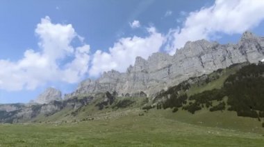 KLAUSENPASS, SWitzERLAND - 6 Ağustos 2018 - 1948 m Klausen Geçidi İsviçre 'nin Uri kantonundan geçen bir geçiştir. Geçit, Altdorf 'tan Schachental' e doğru gidiyor. Linthal 'a geçiş yolu üzerinde.