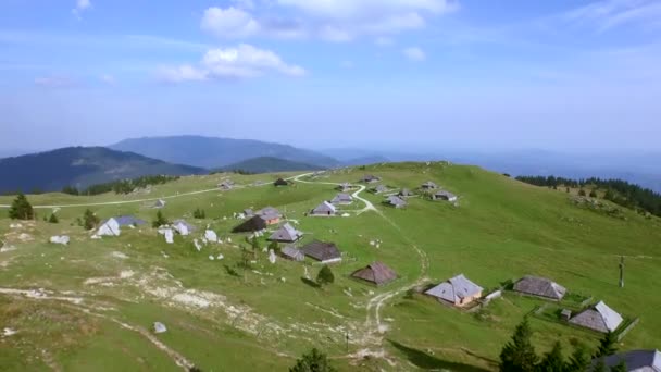 Velika Planina Slovenia July 2015 Velika Planina是斯洛文尼亚上Carniola地区卡姆尼克阿尔卑斯山喀斯特大草原高原上一个分散的高海拔居住区 主要是牧民的住所 — 图库视频影像