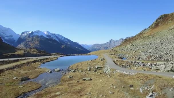 スイスのサゼンパス 2016年10月29日 サゼンパス 2224M はウリ州とベルン州を結んでいます 峠道は45キロメートルあり スイスアルプスの新しい道路の一つです — ストック動画