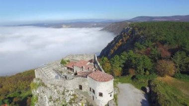 Socerb, Slovenya - 13 Kasım 2015: Socerb İtalya sınırında bir köydür ve Socerb Kalesi 'nin kayalık bir uçurum üzerindeki kalıntıları tarafından yönetilir..
