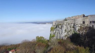 Socerb, Slovenya - 13 Kasım 2015: Socerb İtalya sınırında bir köydür ve Socerb Kalesi 'nin kayalık bir uçurum üzerindeki kalıntıları tarafından yönetilir..