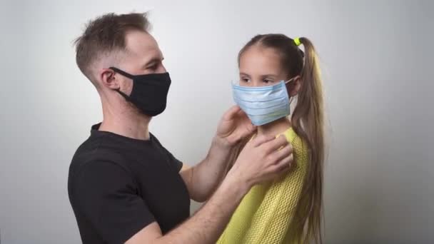 白い背景に保護医療用マスクを身に着けている父と娘の抱擁 — ストック動画