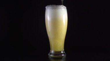 Bira bardağa dökülür.