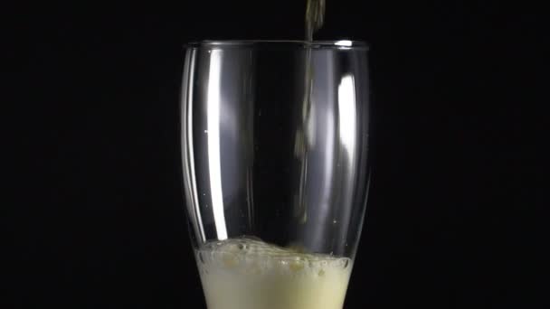 La bière est versée dans un verre