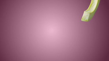 Pembe arka planda Dilimli Avokado