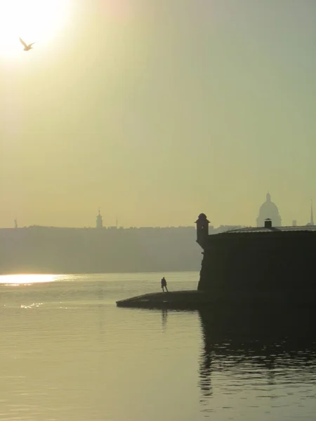 Petersburg Şehri. Puslu bir sabah.