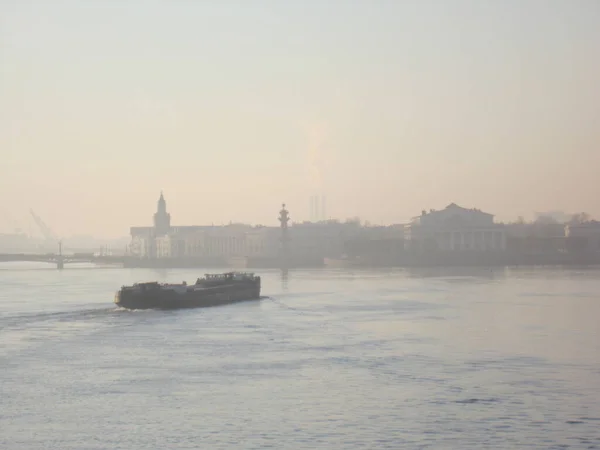 Petersburg şehri. Nehrin üzerinde sis var.