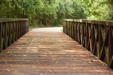 COPPELL, TEXAS / ABD - 18 Eylül 2019: Coppell Doğa Parkı Köprüsü