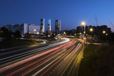 Madrid 'deki Anochece con las Cuatro Torres de fondo