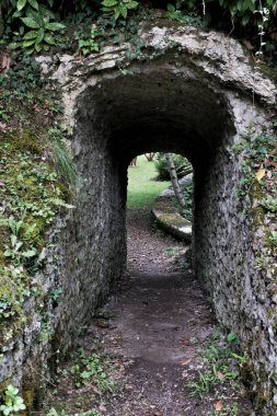Tünel encontrado en un jardn de una mansin en pleno Valle del Baztn