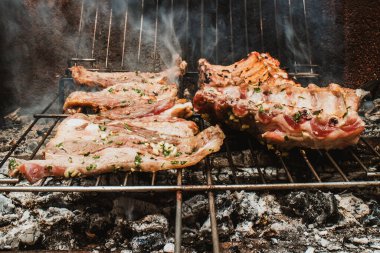 Biftek ve domuz ızgarası.