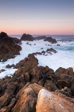 Galiçya sahilindeki dalgaları kırarak