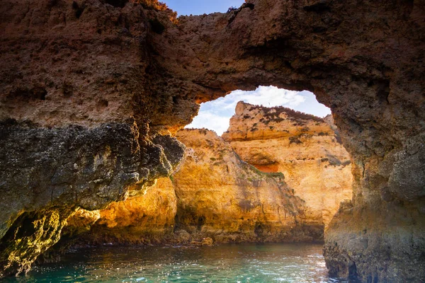 Foto Der Felsigen Küste Der Algarve Vom Meer Aus — Stockfoto