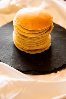 Tahtada krep ve beyaz masa örtüsü.