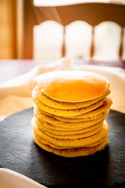 Tahtada krep ve beyaz masa örtüsü.