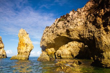 Denizden Algarve 'ın kayalık kıyılarının fotoğrafı.