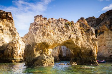 Denizden Algarve 'ın kayalık kıyılarının fotoğrafı.