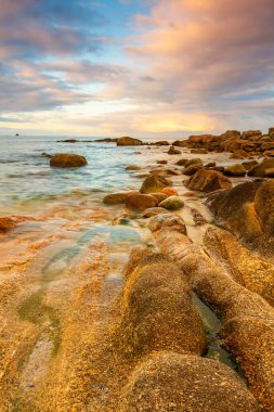 Galiçya kıyılarının kayalık manzarası