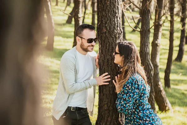 Pareja Enamorada Mirándose Por Árbol — Foto de Stock