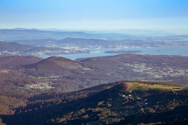 Galiçya 'nın deniz kenarındaki dağları panoramik