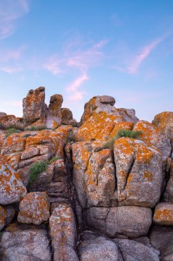 Galiçya kıyılarında güneş batıyor, gökyüzü ve bulutlar