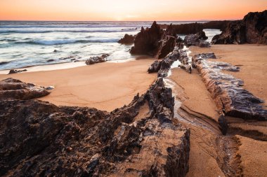 Furnas sahilinde gün batımında kaya oluşumları