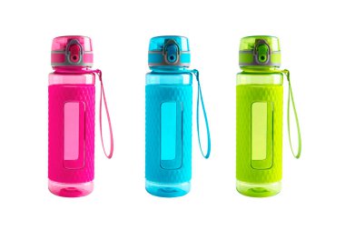 Üç farklı parlak yeşil, mavi ve pembe plastik ve kauçuk spor şişeleri ya da izole edilmiş beyaz arka planda su ve şeker kutuları. Spor susuzluğu ve susuzluk konsepti
