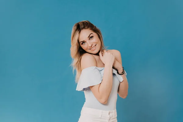 Gorgeous Blonde Wearing Casual Folded Hands Her Chest Posing Studio — Stock Photo, Image