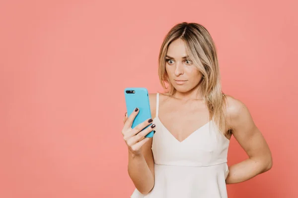 Beautiful Blonde White Blouse Wide Open Eyes Staring Her Cellphones — Stock Photo, Image
