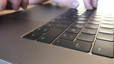 Dizüstü bilgisayarda yazılıyor