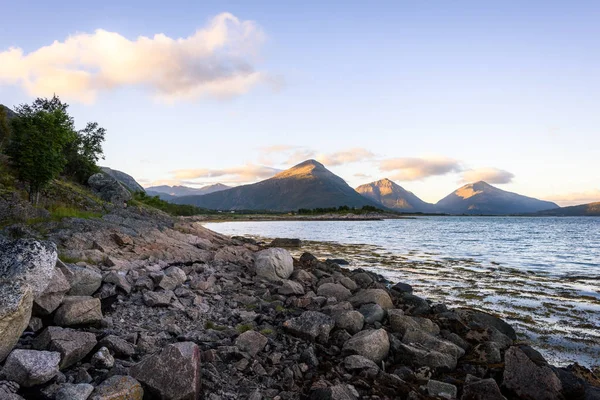 Stenig strand med berg — Stockfoto