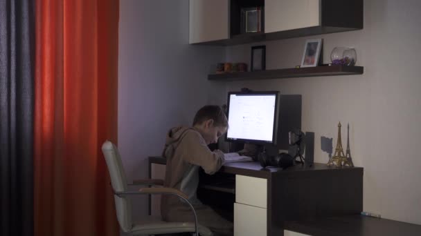 Een tienerjongen danst en verheugt zich na online training. Schooljongen in quarantaine tijdens de coronavirusepidemie 2020. — Stockvideo