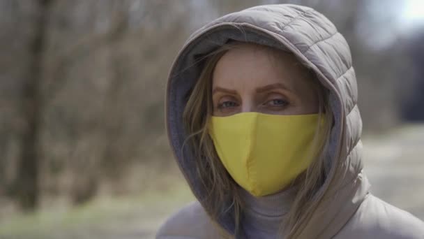 Sarı koruyucu maskeli kadın. Karantina. — Stok video