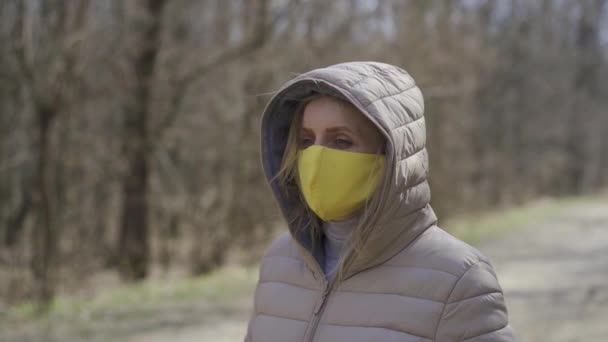 Woman in yellow protective mask. Quarantine. — Stock Video