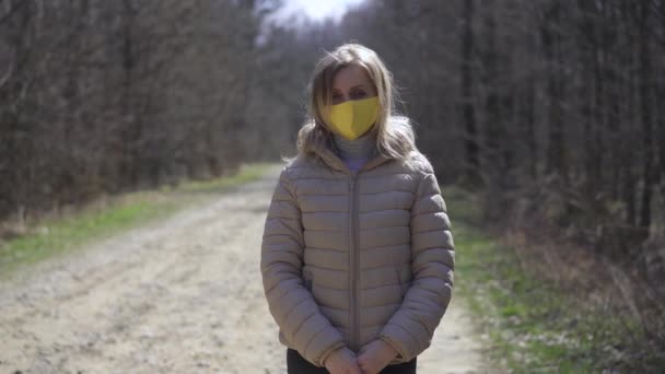黄色の保護マスクの女性。隔離. — ストック動画