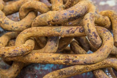 Eski paslı zincir