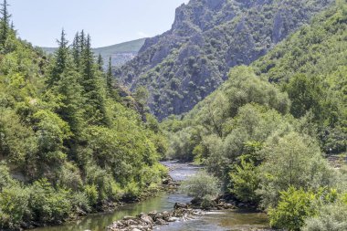 dağlar arasında nehir