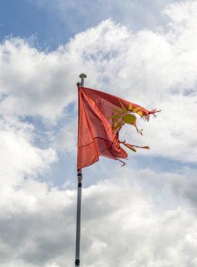 Yırtık kırmızı bayrak