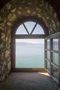 Pencere formu Manastırı St.Naum Ohri, yakın Mavi Göl güneşli