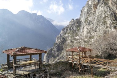 Yüksek rock dağda kenarındaki dinlenme güneşli günde hiking için balkon