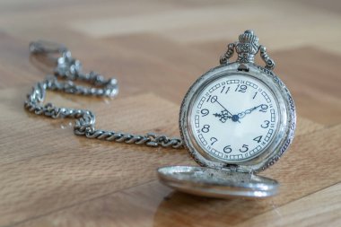 Zincirli eski cep saati