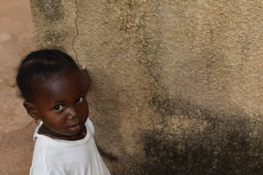 Casamance, Senegal, Ocak 2020: Zavallı Senegalli kız, merakla kameraya bakıyor..