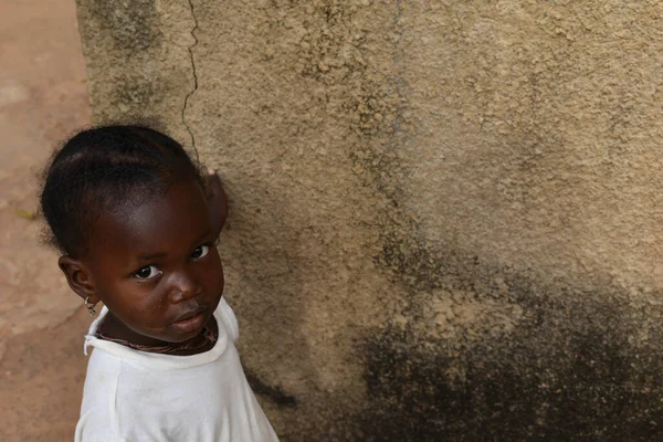 Casamance, Senegal, Ocak 2020: Zavallı Senegalli kız, merakla kameraya bakıyor..