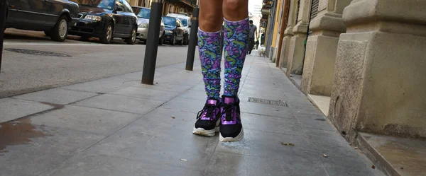 Nohy Ženy Kráčející Ulici Zblízka Oblečené Barevných Vysokých Ponožkách — Stock fotografie