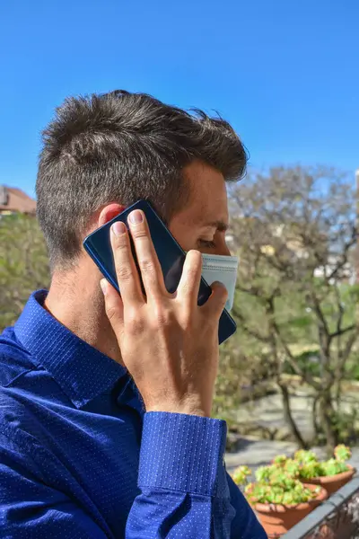 Бизнесмен Синей Рубашке Хирургической Маске Звонит Дает Инструкции Мобильного Телефона — стоковое фото